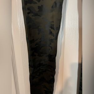 Spans sz medium camo legging